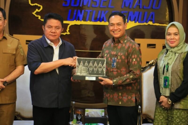 Gubernur Sumatera Selatan menerima cinderamata dari Regional CEO (RCEO) BNI Wilayah 03 Palembang
