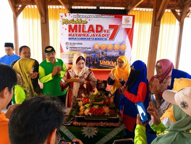 Pembina Maswira Jaya DIY, BRAy Iriani Pramastuti, Bersama Pengurus DIY dan juga masing-masing Kabupaten dan Kota Yogyakarta saat potong Tumpeng
