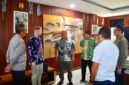 BINCANG-BINCANG-Tampak Komjend Pol Prof Dr Cryshnanda, Ka STIK-PTIK, IJP Dr Eko Rudi Sudarto, M.Si, Kasatgas Pusat Studi Kepolisian, IJP Dr Susilo Teguh R, M.Si, Dr Eduardus Lemanto dan Dr Lubis, bincang-bincang dengan Dr Nikita Kuklin dari Rusia. (Foto Ist).