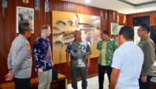BINCANG-BINCANG-Tampak Komjend Pol Prof Dr Cryshnanda, Ka STIK-PTIK, IJP Dr Eko Rudi Sudarto, M.Si, Kasatgas Pusat Studi Kepolisian, IJP Dr Susilo Teguh R, M.Si, Dr Eduardus Lemanto dan Dr Lubis, bincang-bincang dengan Dr Nikita Kuklin dari Rusia. (Foto Ist).