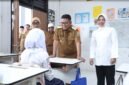 Andra Soni berbincang dengan salah satu siswi saat meninjau kondisi belajar mengajar di SMA Negeri 30 Kabupaten Tangerang