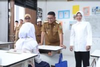 Andra Soni berbincang dengan salah satu siswi saat meninjau kondisi belajar mengajar di SMA Negeri 30 Kabupaten Tangerang