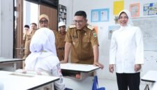 Andra Soni berbincang dengan salah satu siswi saat meninjau kondisi belajar mengajar di SMA Negeri 30 Kabupaten Tangerang