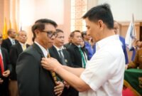 Achmad Dimyati Natakusumah menyematkan pin organisasi kepada Ketua Umum DPW Bamagnas Provinsi Banten