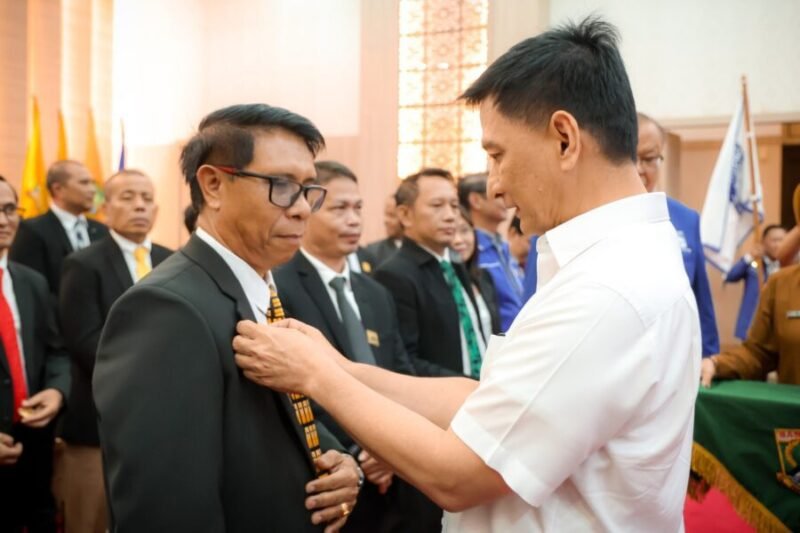 Achmad Dimyati Natakusumah menyematkan pin organisasi kepada Ketua Umum DPW Bamagnas Provinsi Banten