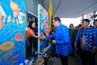 Menteri Ekonomi Kreatif/Kepala Badan Ekonomi Kreatif menyapa pelaku ekonomi kreatif saat meninjau karya kreatif