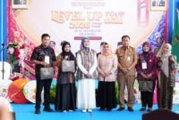 Ketua Dekranasda Provinsi Sumatera Selatan didampingi Kadispora Sumsel foto bersama perwakilan peserta usai menyerahkan perlengkapan membatik secara simbolis