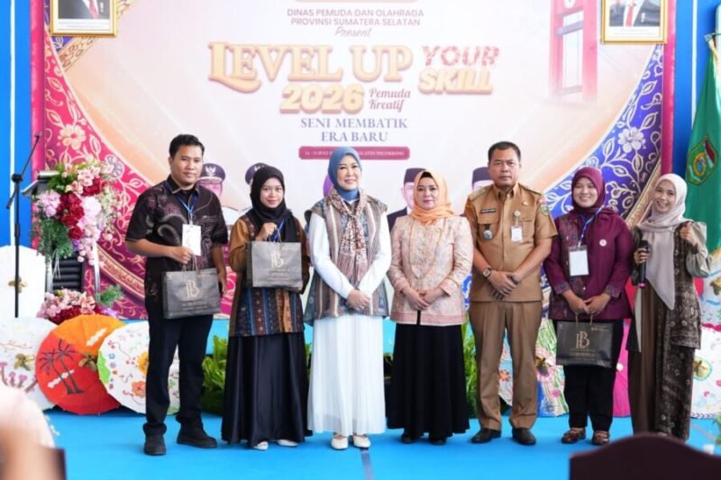 Ketua Dekranasda Provinsi Sumatera Selatan didampingi Kadispora Sumsel foto bersama perwakilan peserta usai menyerahkan perlengkapan membatik secara simbolis