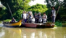 warga bersama sepeda motor mereka menaiki perahu penyeberangan tradisional saat melintasi aliran Way Bungur di Kecamatan Way Bungur, Kabupaten Lampung Timur