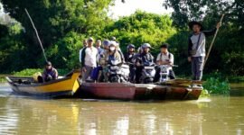 warga bersama sepeda motor mereka menaiki perahu penyeberangan tradisional saat melintasi aliran Way Bungur di Kecamatan Way Bungur, Kabupaten Lampung Timur
