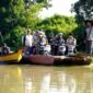 warga bersama sepeda motor mereka menaiki perahu penyeberangan tradisional saat melintasi aliran Way Bungur di Kecamatan Way Bungur, Kabupaten Lampung Timur