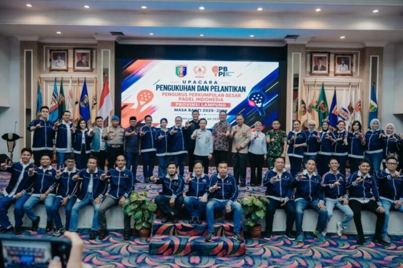 Jajaran pengurus Perkumpulan Besar Padel Indonesia (PBPI) Provinsi Lampung masa bakti 2025-2029 foto bersama Sekretaris Daerah Provinsi Lampung usai upacara pengukuhan dan pelantikan di Balai Keratun