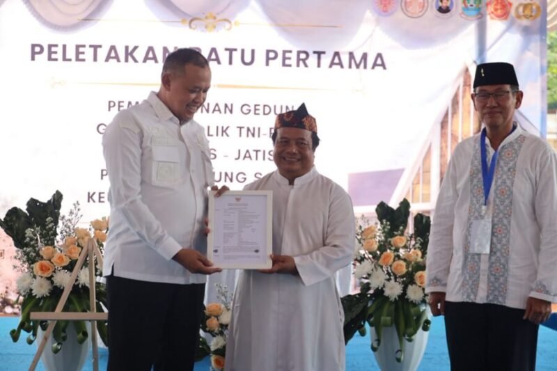 Wali Kota Bekasi secara simbolis menyerahkan dokumen perizinan kepada perwakilan pengurus dalam acara peletakan batu pertama Gereja Katolik TNI–Polri St. Ignatius Jatisari, Paroki Kampung Sawah, Kota Bekasi
