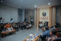 Wakil Gubernur Lampung berbincang dengan Wakil Menteri Koordinator Bidang Hukum, HAM, Imigrasi, dan Pemasyarakatan dalam acara silaturahmi dan ramah tamah di Mahan Agung, Bandar Lampung
