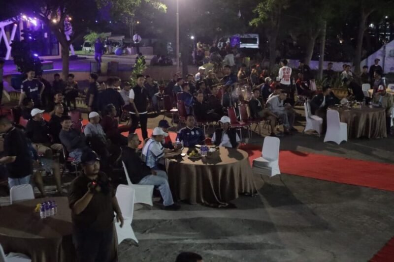 Sekretaris Daerah Provinsi Lampung bersama jajaran dan masyarakat menyaksikan pertandingan dalam acara nonton bareng Piala Dunia FIFA 2026 di kawasan Pasar Kreatif dan Seni PKOR Way Halim, Bandar Lampung
