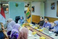 Wakil Gubernur Lampung memimpin Rapat Tim Percepatan Penanggulangan Tuberkulosis (TP2TB) Provinsi Lampung secara virtual dari Ruang Kerja Wakil Gubernur, Kamis (16/7/2026)