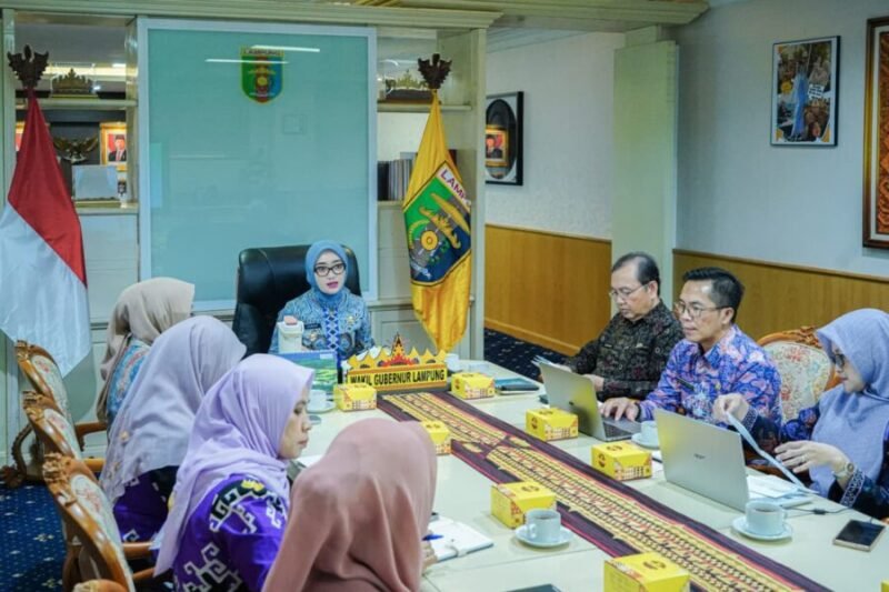 Wakil Gubernur Lampung memimpin Rapat Tim Percepatan Penanggulangan Tuberkulosis (TP2TB) Provinsi Lampung secara virtual dari Ruang Kerja Wakil Gubernur, Kamis (16/7/2026)