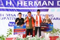 Herman Deru menyerahkan bantuan peralatan sekolah dan beasiswa kepada perwakilan pelajar Muratara