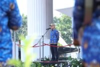 Achmad Dimyati Natakusumah memberikan arahan saat memimpin Apel Peringatan Hari Koperasi Nasional Ke-79