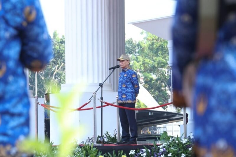 Achmad Dimyati Natakusumah memberikan arahan saat memimpin Apel Peringatan Hari Koperasi Nasional Ke-79