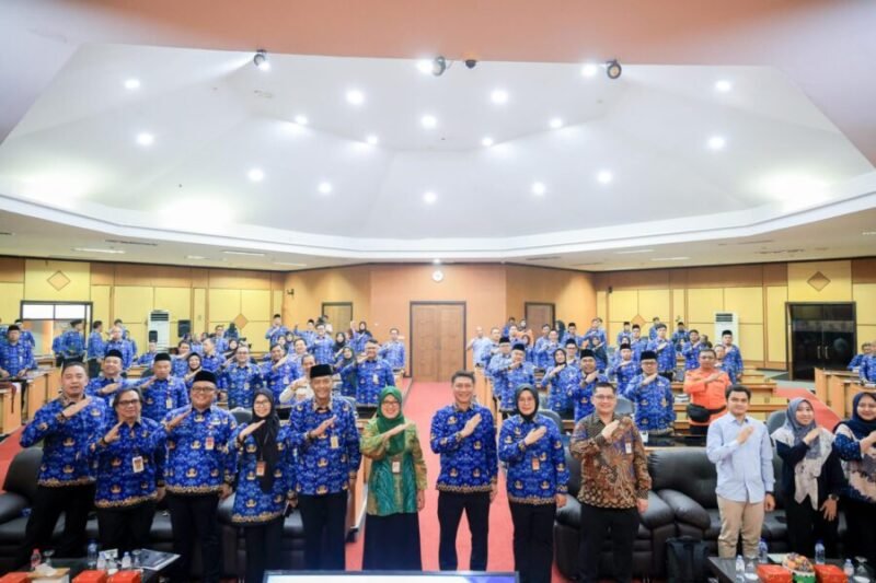 Deden Apriandhi menyampaikan arahan saat pembukaan Pra SAKIP Provinsi Banten Tahun 2026 di Aula Bappeda Provinsi Banten, Kota Serang