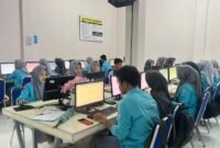 Sejumlah siswa mengikuti kegiatan pembelajaran di laboratorium komputer SMK Nurul Huda, Baros, Kabupaten Serang