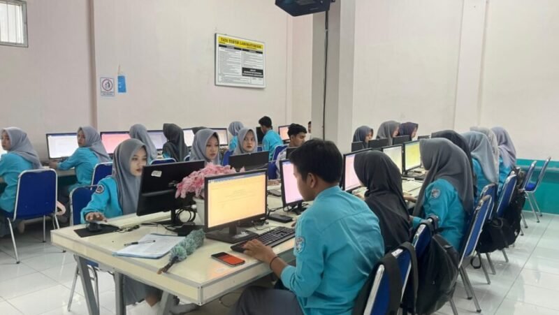 Sejumlah siswa mengikuti kegiatan pembelajaran di laboratorium komputer SMK Nurul Huda, Baros, Kabupaten Serang