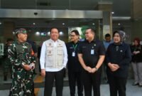 Wakil Gubernur Sumatera Selatan menyambut kedatangan Wakil Presiden RI di RSUD Siti Fatimah Palembang dalam rangka peninjauan layanan BPJS Kesehatan.
