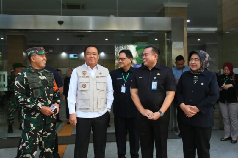Wakil Gubernur Sumatera Selatan menyambut kedatangan Wakil Presiden RI di RSUD Siti Fatimah Palembang dalam rangka peninjauan layanan BPJS Kesehatan.
