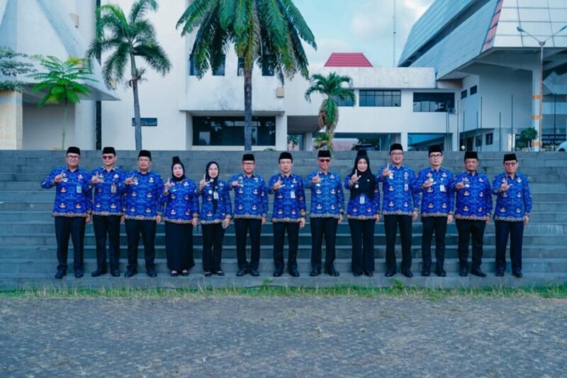 Sekdaprov Lampung berfoto bersama jajaran Aparatur Sipil Negara (ASN) usai Upacara Hari Koperasi ke-79 di Komplek Kantor Gubernur Lampung, Jumat (17/7/2026)