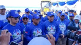 Asri Ossy Dermawan didampingi jajaran kader memberikan keterangan pers di sela-sela pelaksanaan pekan kedua gerakan tersebut di kawasan pantai