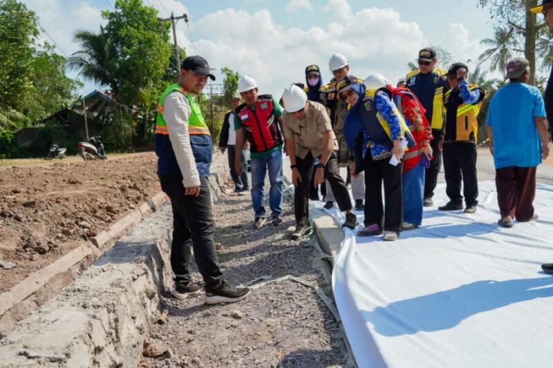 Gubernur Rahmat Mirzani Djausal meninjau langsung progres pelaksanaan perbaikan Jalan Provinsi pada Ruas Gunung Sugih - Kota Gajah yang terletak di Kabupaten Lampung Tengah, Jumat (17/7/26)
