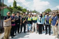 Wakil Gubernur Lampung berfoto bersama jajaran Dinas Bina Marga dan Bina Konstruksi (BMBK) serta tim pelaksana di lokasi pembangunan ruas jalan Wates–Metro sepanjang 1,4 kilometer, Jumat (17/7/2026)