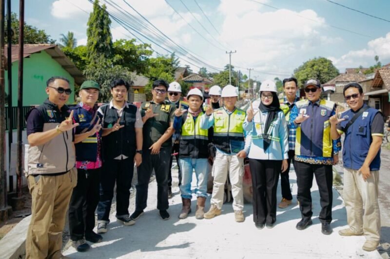Wakil Gubernur Lampung berfoto bersama jajaran Dinas Bina Marga dan Bina Konstruksi (BMBK) serta tim pelaksana di lokasi pembangunan ruas jalan Wates–Metro sepanjang 1,4 kilometer, Jumat (17/7/2026)