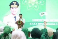 Wakil Gubernur Banten menyampaikan sambutan pada Rapat Pimpinan Nasional (Rapimnas) I Wanita Persatuan Pembangunan (WPP) di Hotel Le Semar, Karawaci, Kabupaten Tangerang, Jumat (17/7/2026)