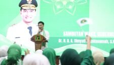 Wakil Gubernur Banten menyampaikan sambutan pada Rapat Pimpinan Nasional (Rapimnas) I Wanita Persatuan Pembangunan (WPP) di Hotel Le Semar, Karawaci, Kabupaten Tangerang, Jumat (17/7/2026)