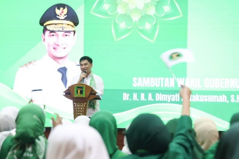 Wakil Gubernur Banten menyampaikan sambutan pada Rapat Pimpinan Nasional (Rapimnas) I Wanita Persatuan Pembangunan (WPP) di Hotel Le Semar, Karawaci, Kabupaten Tangerang, Jumat (17/7/2026)