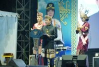 Sekdaprov Lampung membacakan sambutan tertulis Gubernur Lampung pada pembukaan Bandar Lampung Expo 2026, Jumat malam (17/7/2026)