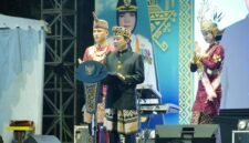 Sekdaprov Lampung membacakan sambutan tertulis Gubernur Lampung pada pembukaan Bandar Lampung Expo 2026, Jumat malam (17/7/2026)