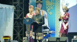 Sekdaprov Lampung membacakan sambutan tertulis Gubernur Lampung pada pembukaan Bandar Lampung Expo 2026, Jumat malam (17/7/2026)