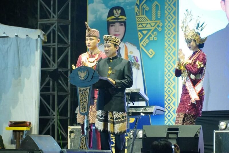 Sekdaprov Lampung membacakan sambutan tertulis Gubernur Lampung pada pembukaan Bandar Lampung Expo 2026, Jumat malam (17/7/2026)
