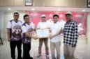 Wagub Banten Dimyati Natakusumah menerima piagam penganugerahan.