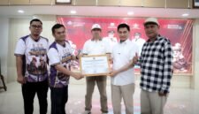 Wagub Banten Dimyati Natakusumah menerima piagam penganugerahan.