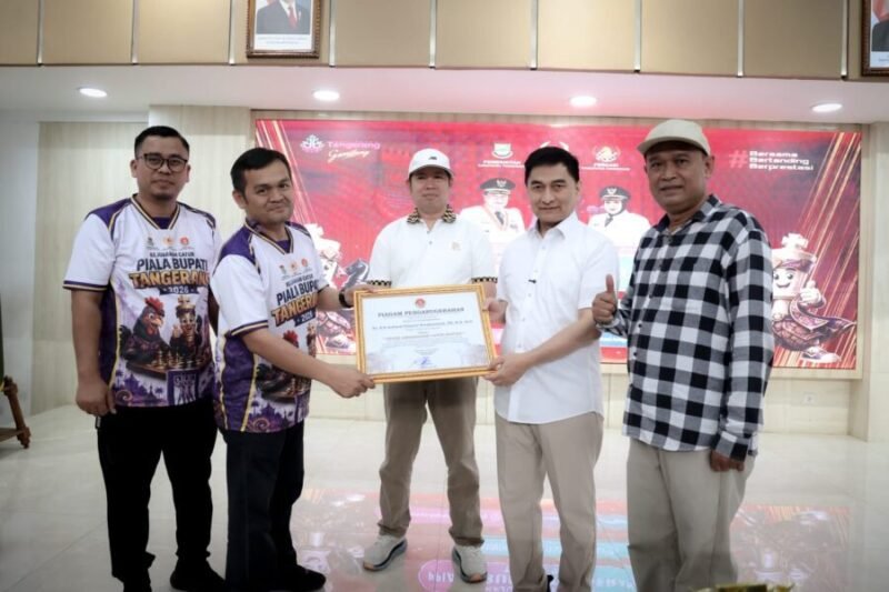 Wagub Banten Dimyati Natakusumah menerima piagam penganugerahan.