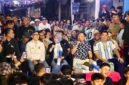 Menteri Dalam Negeri (Mendagri) Muhammad Tito Karnavian, didampingi Menteri PKP Maruarar Sirait dan Kepala BPS Amalia Adininggar Widyasanti, membaur bersama warga pada Senin (20/7/2026) dini hari.