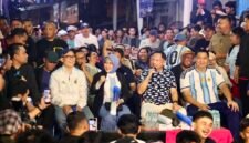 Menteri Dalam Negeri (Mendagri) Muhammad Tito Karnavian, didampingi Menteri PKP Maruarar Sirait dan Kepala BPS Amalia Adininggar Widyasanti, membaur bersama warga pada Senin (20/7/2026) dini hari.
