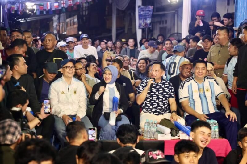 Menteri Dalam Negeri (Mendagri) Muhammad Tito Karnavian, didampingi Menteri PKP Maruarar Sirait dan Kepala BPS Amalia Adininggar Widyasanti, membaur bersama warga pada Senin (20/7/2026) dini hari.