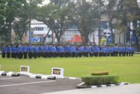 Peserta Apel Gabungan Hari Koperasi Nasional mengikuti upacara di Halaman Kantor Gubernur Sumatera Selatan, Palembang