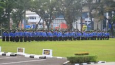 Peserta Apel Gabungan Hari Koperasi Nasional mengikuti upacara di Halaman Kantor Gubernur Sumatera Selatan, Palembang