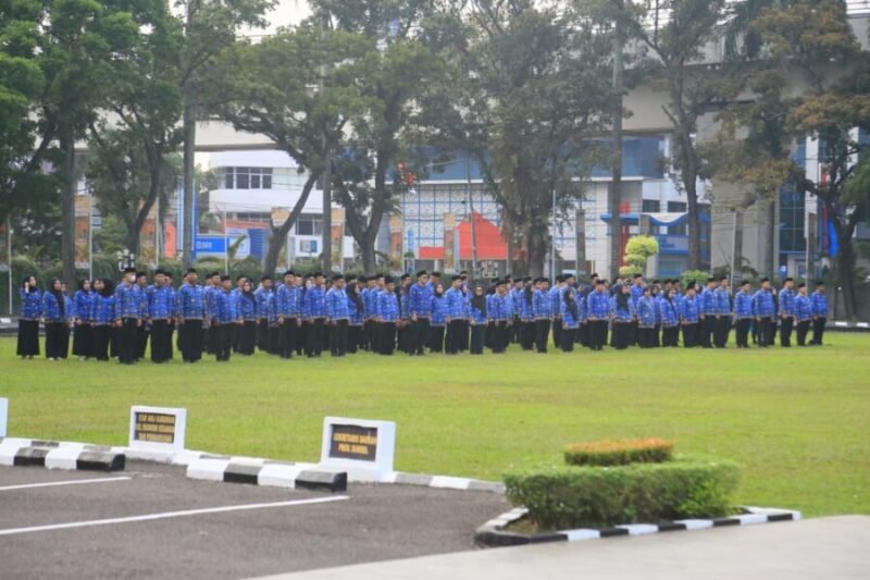 Peserta Apel Gabungan Hari Koperasi Nasional mengikuti upacara di Halaman Kantor Gubernur Sumatera Selatan, Palembang